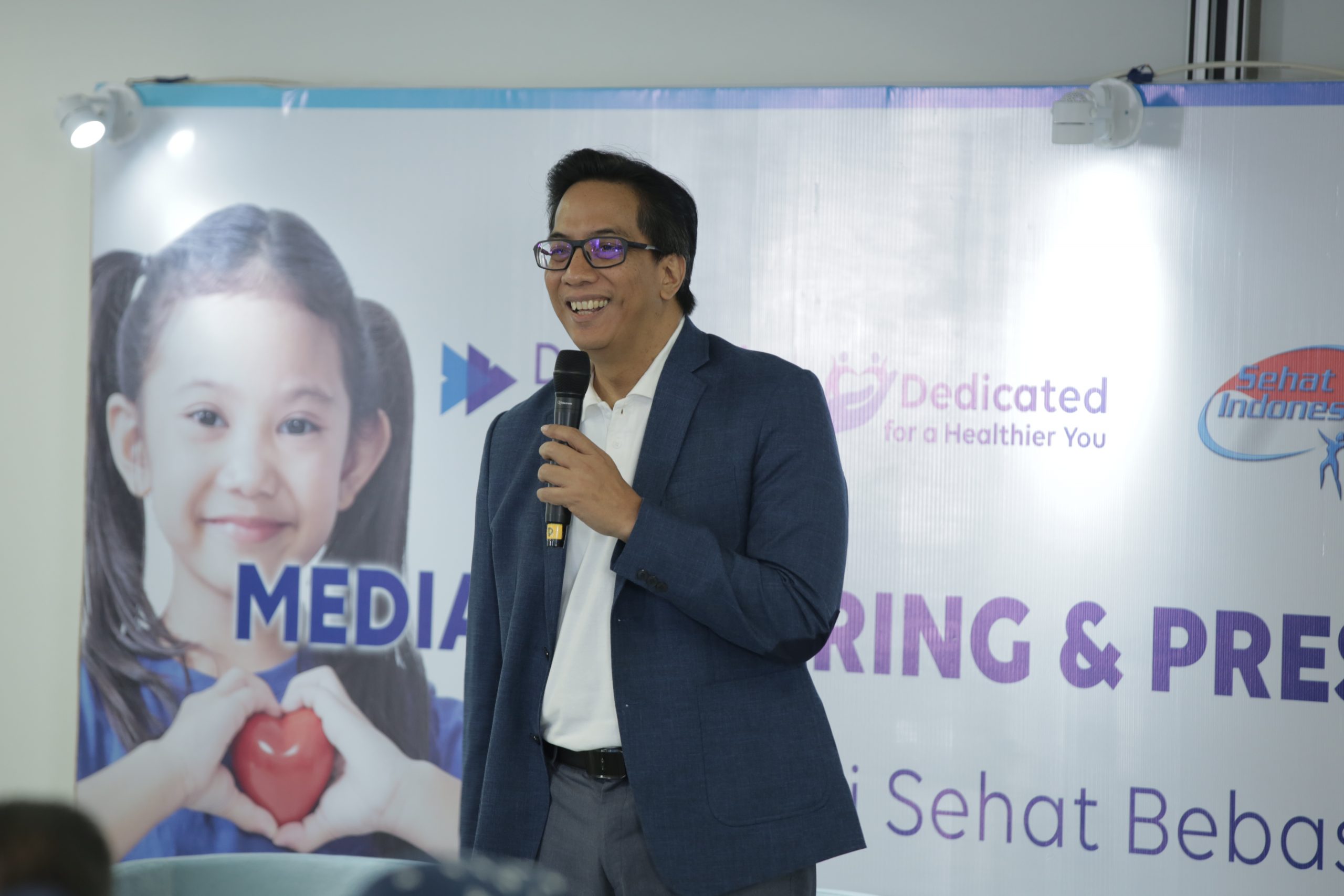 dr. Ian Kloer, Presiden Direktur PT Darya-Varia Laboratoria Tbk dalam ...